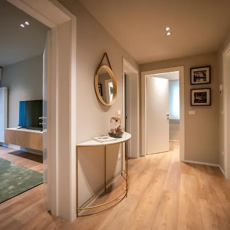 Moon 2br Modern Comfort Near Venice アパート メストレ